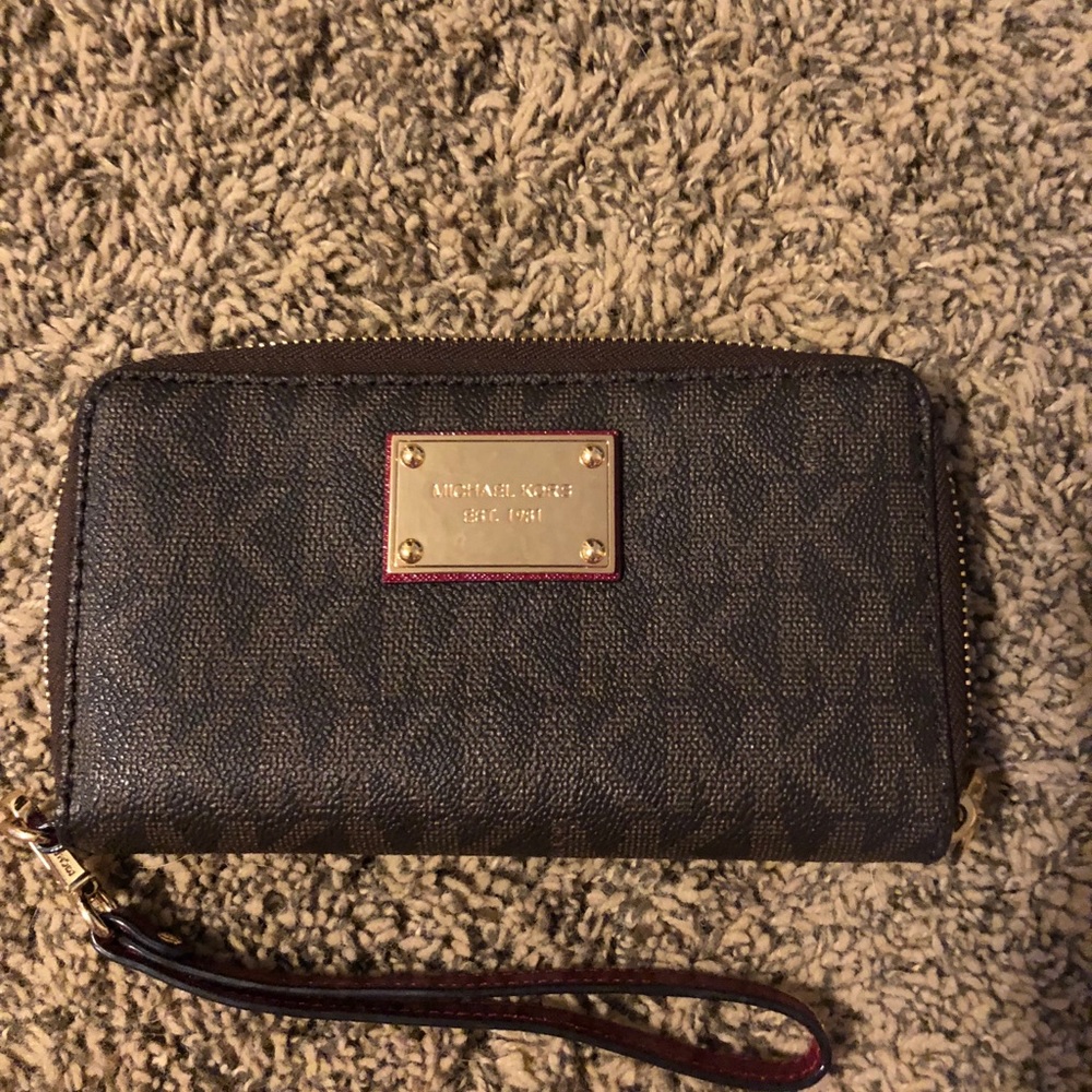 Authentic Michael Kors wristlet 💜